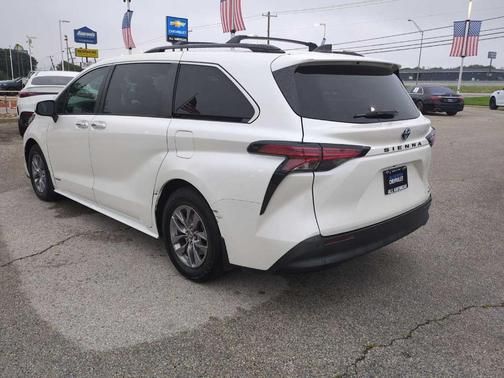 Blizzard Pearl 2021 Toyota Sienna XLE