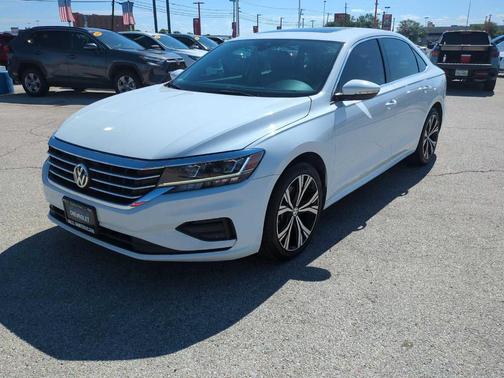 Pure White 2022 Volkswagen Passat 2.0T SE
