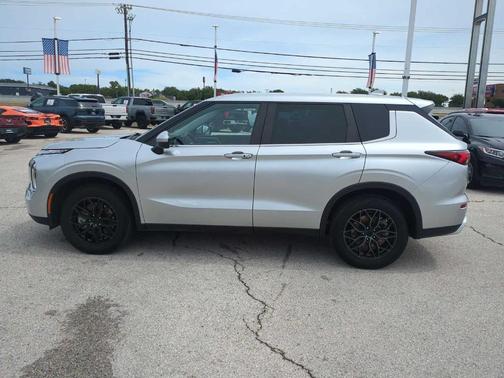 Alloy Silver Metallic 2023 Mitsubishi Outlander SE Special Edition