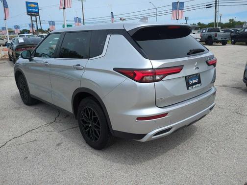 Alloy Silver Metallic 2023 Mitsubishi Outlander SE Special Edition