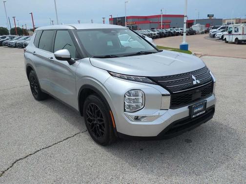 Alloy Silver Metallic 2023 Mitsubishi Outlander SE Special Edition