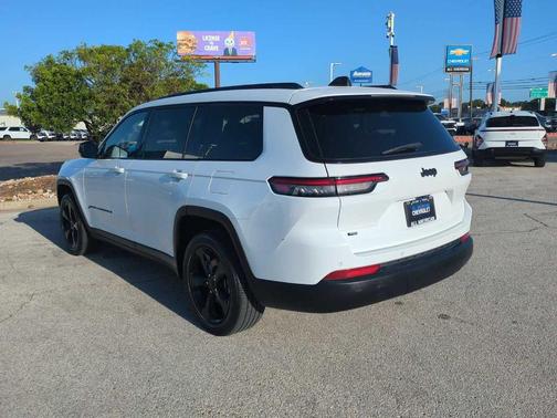 Bright White Clearcoat 2023 Jeep Grand Cherokee L Laredo