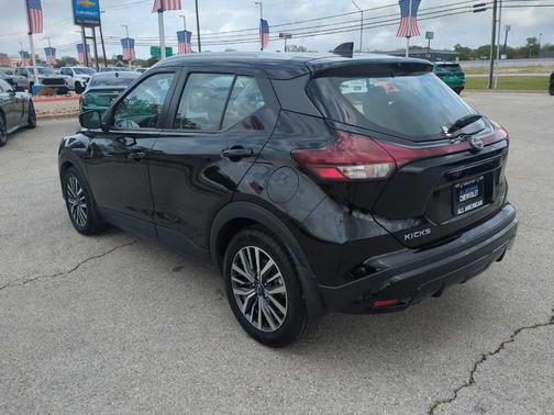 Super Black 2024 Nissan Kicks SV