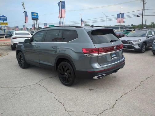 Platinum Gray Metallic 2024 Volkswagen Atlas 2.0T SE w/Technology