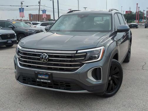 Platinum Gray Metallic 2024 Volkswagen Atlas 2.0T SE w/Technology