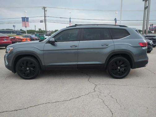 Platinum Gray Metallic 2024 Volkswagen Atlas 2.0T SE w/Technology