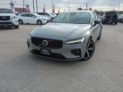 2024 Volvo S60 B5 Core Dark Theme