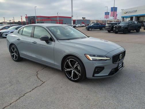 2024 Volvo S60 B5 Core Dark Theme