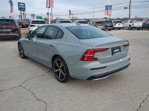 2024 Volvo S60 B5 Core Dark Theme