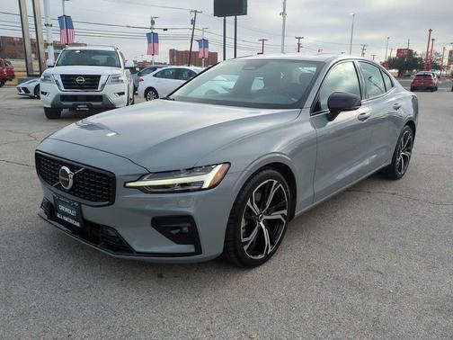 2024 Volvo S60 B5 Core Dark Theme