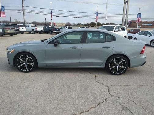 2024 Volvo S60 B5 Core Dark Theme