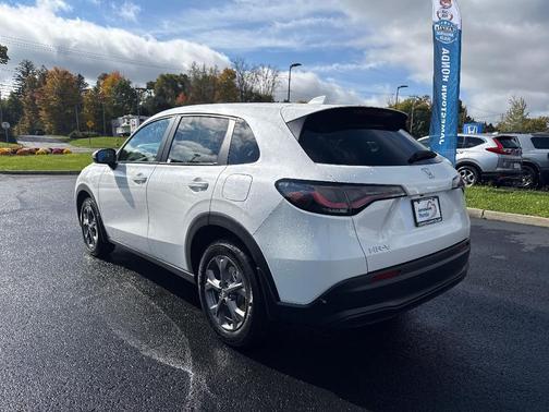 Platinum White Pearl 2027 Honda HR-V LX