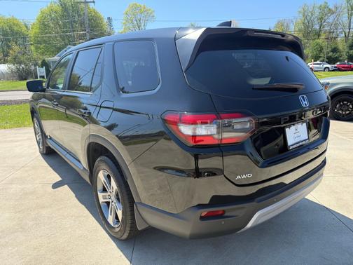 Crystal Black Pearl 2023 Honda Pilot