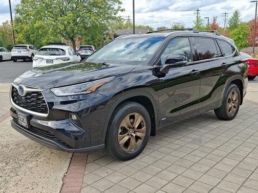 2022 Toyota Highlander Hybrid XLE