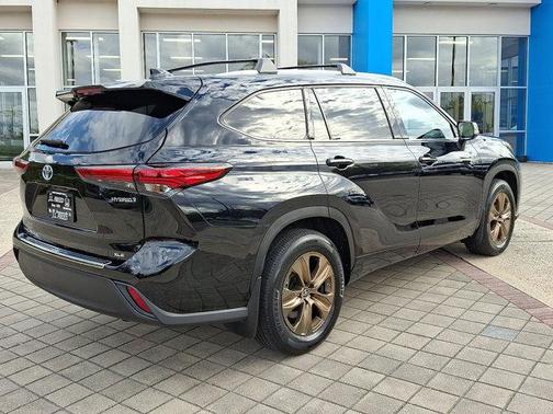 2022 Toyota Highlander Hybrid XLE