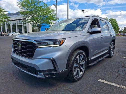 Lunar Silver Metallic 2023 Honda Pilot Touring 8-Passenger
