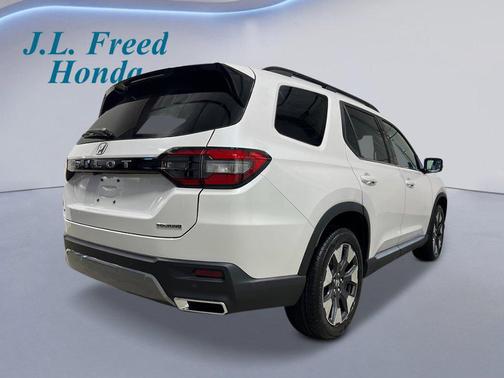 Platinum White Pearl 2026 Honda Pilot Touring 8-Passenger