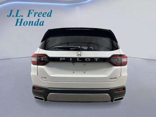 Platinum White Pearl 2026 Honda Pilot Touring 8-Passenger