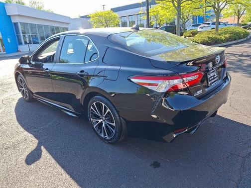 Midnight Black Metallic [Black] 2020 Toyota Camry SE