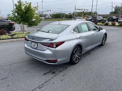 2025 Lexus ES 300h Base