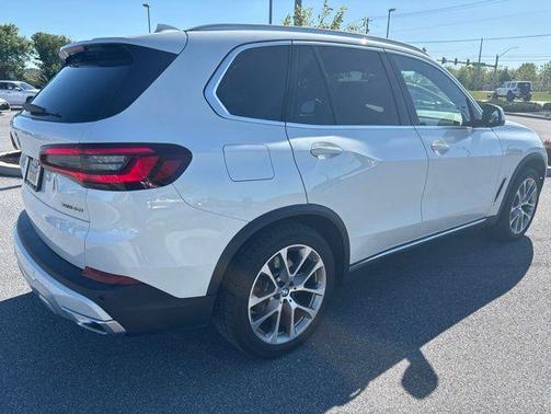 Mineral White Metallic 2023 BMW X5 xDrive40i