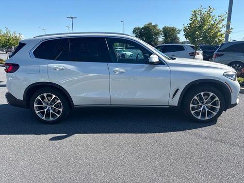 Mineral White Metallic 2023 BMW X5 xDrive40i