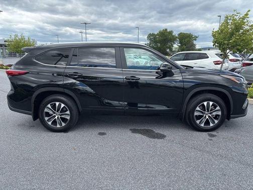 Midnight Black Metallic 2023 Toyota Highlander XLE