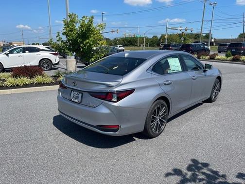 2025 Lexus ES 300h Base