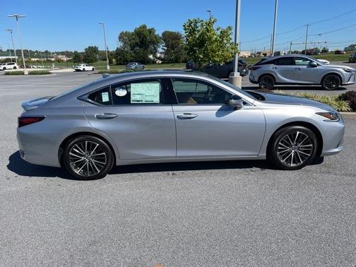 2025 Lexus ES 300h Base