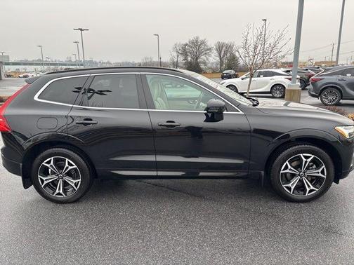 2022 Volvo XC60 B5 Momentum