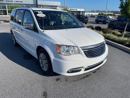 2016 Chrysler Town & Country Touring-L