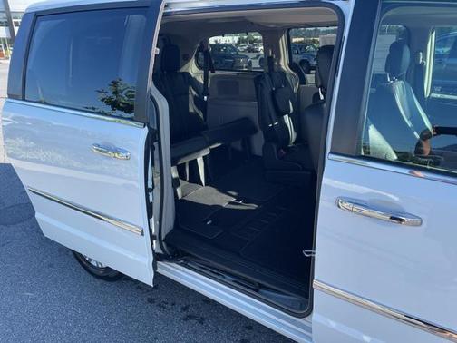 2016 Chrysler Town & Country Touring-L