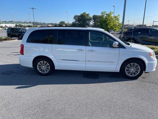 2016 Chrysler Town & Country Touring-L