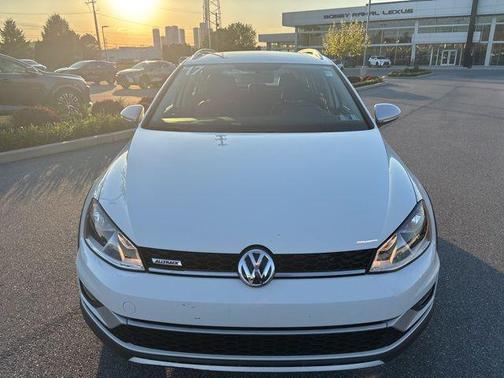 Pure White 2017 Volkswagen Golf Alltrack TSI S