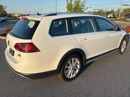 Pure White 2017 Volkswagen Golf Alltrack TSI S