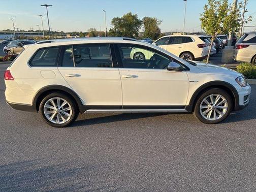 Pure White 2017 Volkswagen Golf Alltrack TSI S