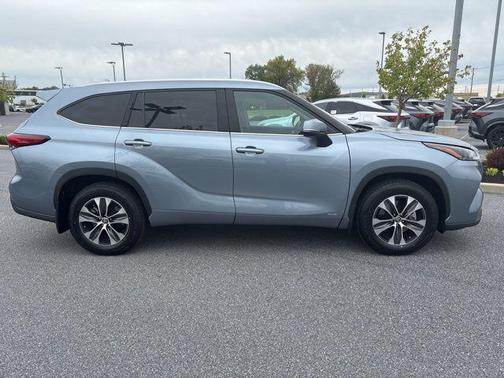 Moon Dust 2022 Toyota Highlander Hybrid XLE