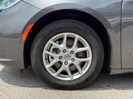 Granite Crystal Metallic Clearcoat 2023 Chrysler Pacifica Touring L