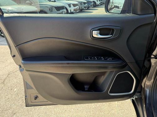 Granite Crystal Metallic Clearcoat 2018 Jeep Compass Latitude