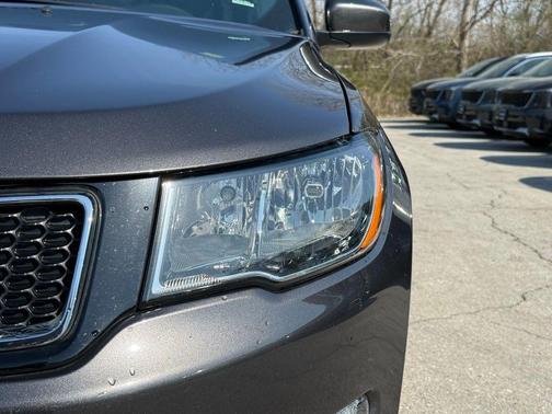 Granite Crystal Metallic Clearcoat 2018 Jeep Compass Latitude