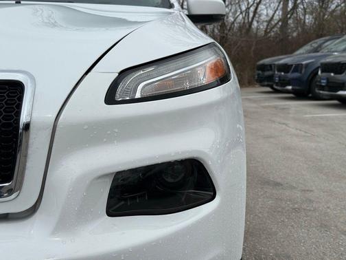 Bright White Clearcoat 2018 Jeep Cherokee Latitude Plus