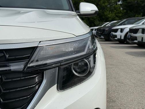 Snow White Pearl 2024 Kia Seltos S