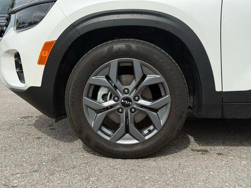 Snow White Pearl 2024 Kia Seltos S