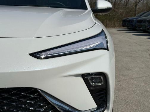 White Frost Tricoat 2024 Buick Envista Avenir FWD