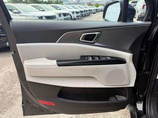 Aurora Black Pearl 2024 Kia Carnival LX