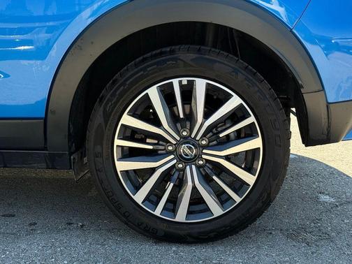 Electric Blue/Super Black 2021 Nissan Kicks SR