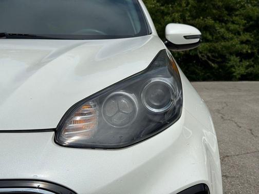 Snow White Pearl 2022 Kia Sportage LX