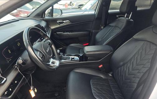 Glacial White Pearl 2024 Kia Sportage X-Line