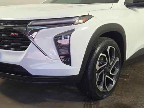 Summit White 2024 Chevrolet Trax FWD 2RS