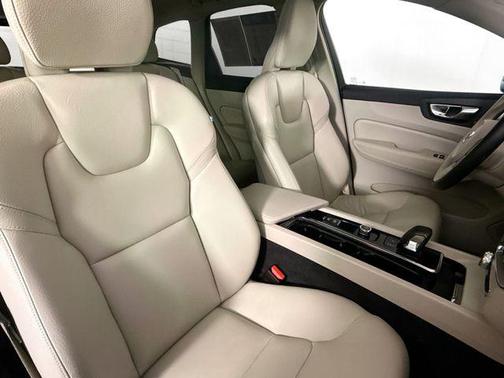 2023 Volvo XC60 Recharge Plug-In Hybrid T8 Plus Bright Theme